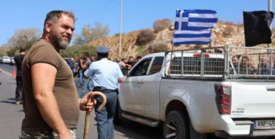 Κρήτη: Στους δρόμους οι κτηνοτρόφοι - Αποκλεισμένο το αεροδρόμιο Ηρακλείου ως τις 7 το απόγευμα