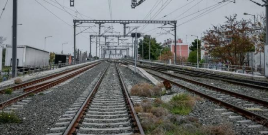 Φωτιά στα Οινόφυτα: Ταλαιπωρία επιβατών και καθυστερήσεις στα δρομολόγια των τρένων