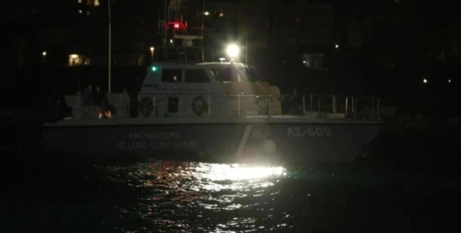 Αλιευτικό προσέκρουσε σε βράχια στον Θερμαϊκό – Επιχείρηση διάσωσης 5 ατόμων