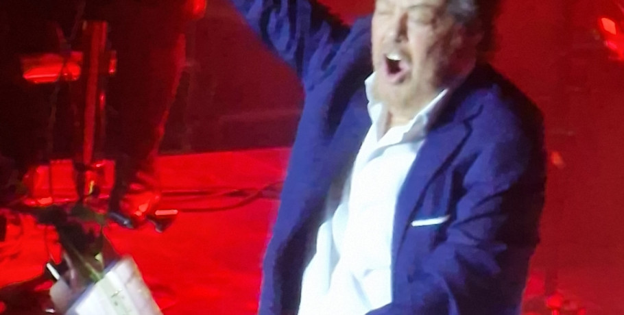 Απίστευτη βραδιά με τον Γιάννη Πάριο – Το κοινό αποθέωσε τον τραγουδιστή του έρωτα!