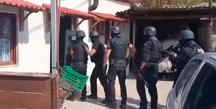Η στιγμή που ένοπλοι αστυνομικοί των ΟΠΚΕ κάνουν έφοδο σε σπίτι 62χρονου που έκοβε ξύλα από το δάσος της Αρέθουσας και τα πουλούσε