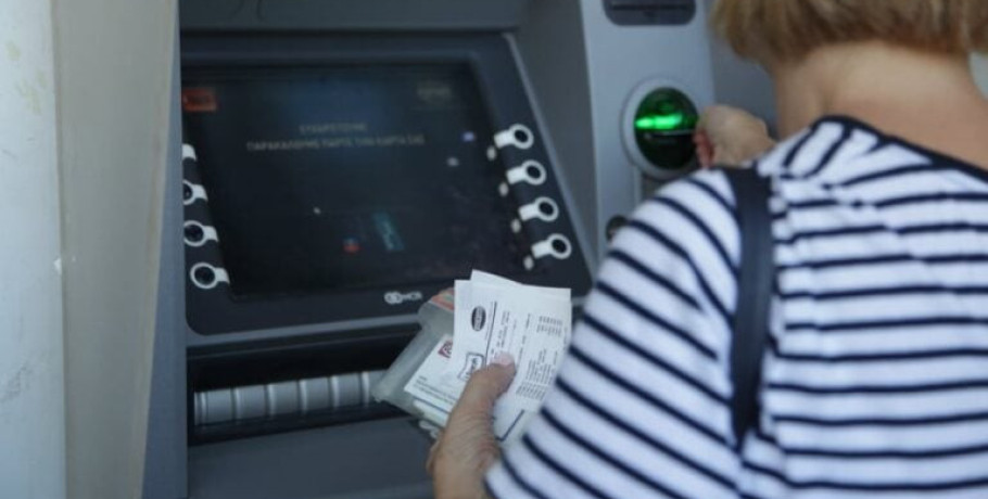 Συντάξεις Οκτωβρίου: Πότε θα μπουν τα λεφτά στα ΑΤΜ - Όλες οι ημερομηνίες