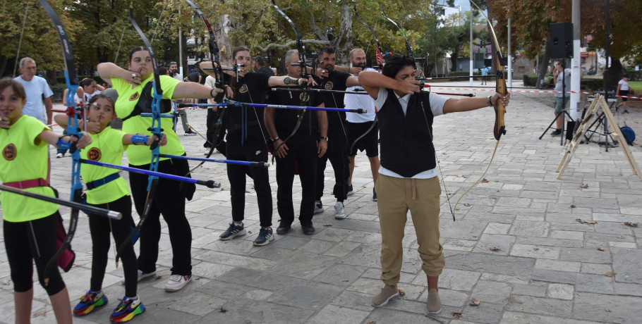 Μεγάλη επιτυχία σημείωσε η επίδειξη Τοξοβολίας στο Πλακόστρωτο του Δημοτικού Πάρκου Νάουσας