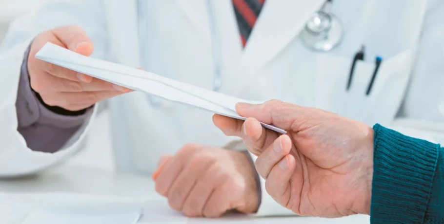 Φακελάκι: Πολλοί διαμαρτύρονται, λίγοι καταγγέλλουν - Πώς και γιατί δεν τιμωρούνται οι επίορκοι γιατροί