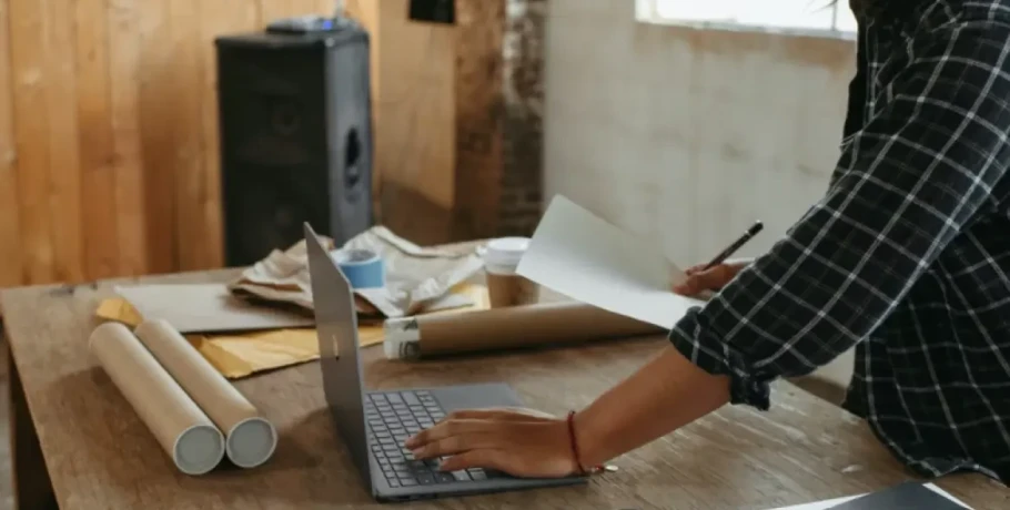 Νέο πρόγραμμα απασχόλησης 5.000 ανέργων άνω των 50 ετών με υπουργική απόφαση Κεραμέως