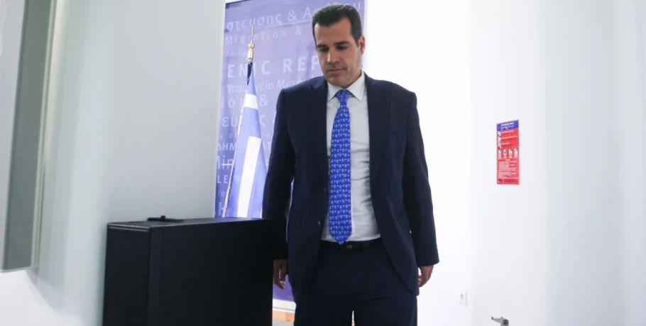 Πλεύρης: «Εμείς θα επιλέγουμε ποιος θα έρθει, για πόσο χρόνο και με ποιους όρους» – Αποκαλυπτήρια στο υπουργικό για το πλαίσιο νόμιμης μετανάστευσης