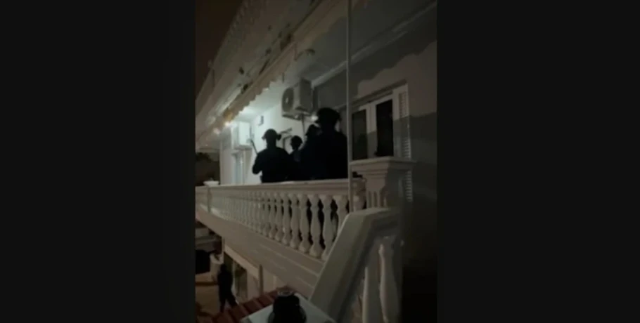 Αστυνομικοί «μπουκάρουν» σε σπίτι σπείρας που εξαπατούσε ηλικιωμένους - Πάνω από 2 εκατ. ευρώ η λεία