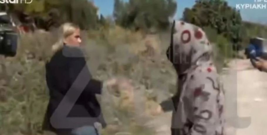 Βίντεο: Επιτέθηκε σε δημοσιογράφο η 62χρονη που έθαψε τη μητέρα της σε στάβλο