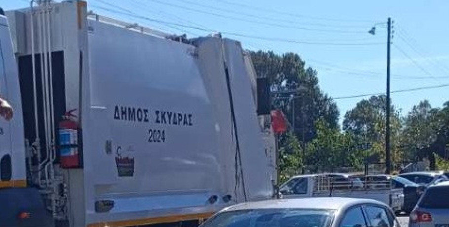 Κέντρο Σκύδρας: Γιατί το απορριμματοφορο κυκλοφορεί ώρες αιχμής;