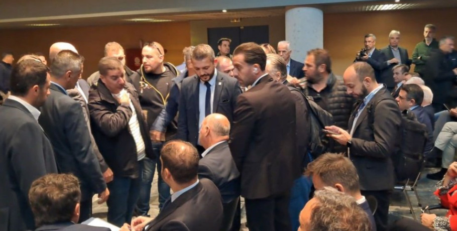 Ένταση στη Λιβαδειά: Συγκρούσεις αγροτών με ΜΑΤ κατά την επίσκεψη του Υπουργού Αγροτικής Ανάπτυξης