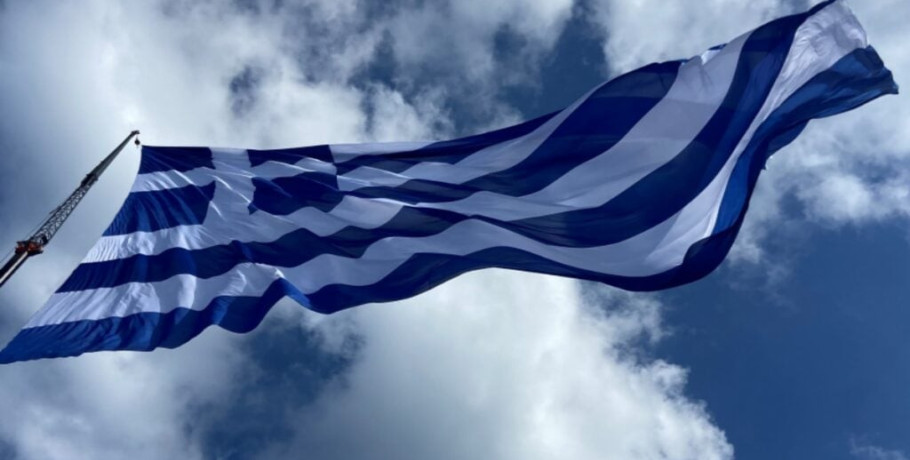 Ρόδος: Συνελήφθη 34χρονη Δανή που κατέβασε την ελληνική σημαία – Επιτέθηκε και σε αστυνομικό