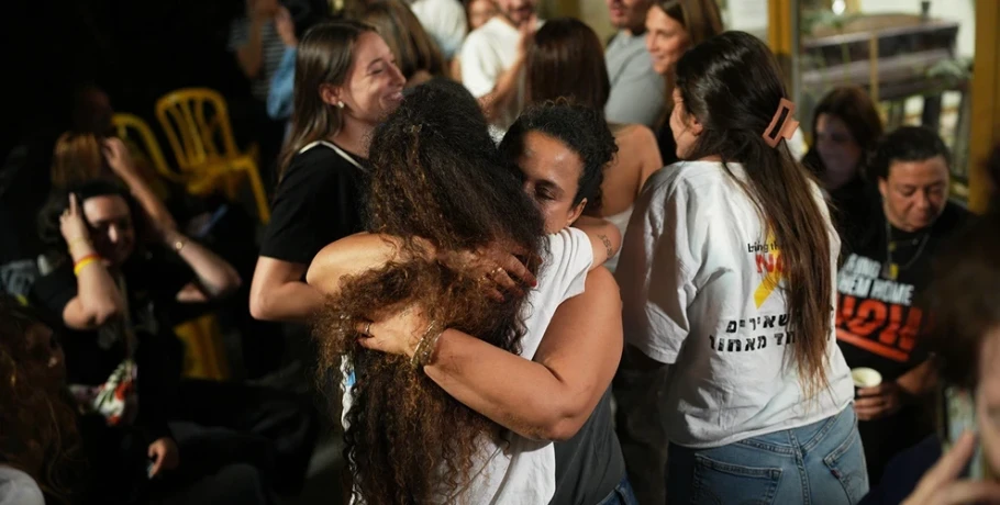 Δάκρυα χαράς και ανακούφισης σε Τελ Αβίβ και Γάζα – Πανηγυρισμοί για τη συμφωνία ειρήνης