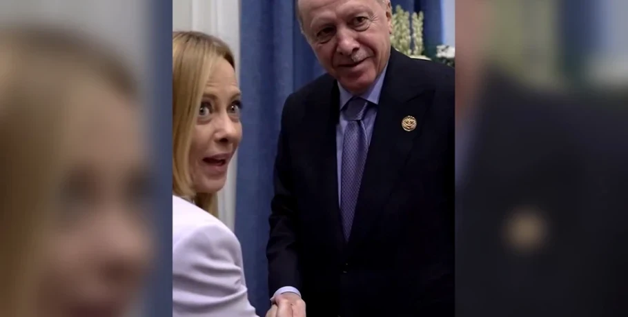 Η Ιταλίδα πρωθυπουργός θα «σκότωνε κάποιον» αν την ανάγκαζαν να κόψει το κάπνισμα – Ο διάλογος Μελόνι-Ερντογάν και τα γέλια Μακρόν-Στάρμερ