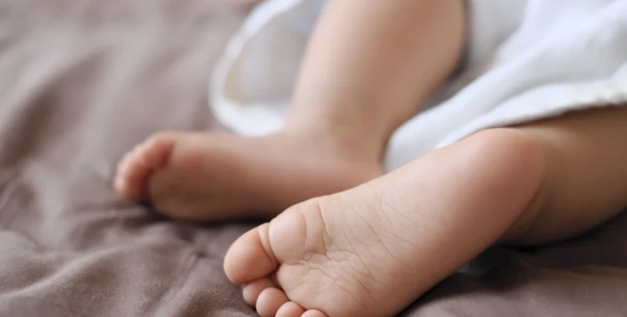 Πώς το μόλις 12 μηνών βρέφος έχασε τις αισθήσεις του από τα ναρκωτικά του πατέρα του – Τιτάνια η «μάχη» που έδωσαν οι γιατροί
