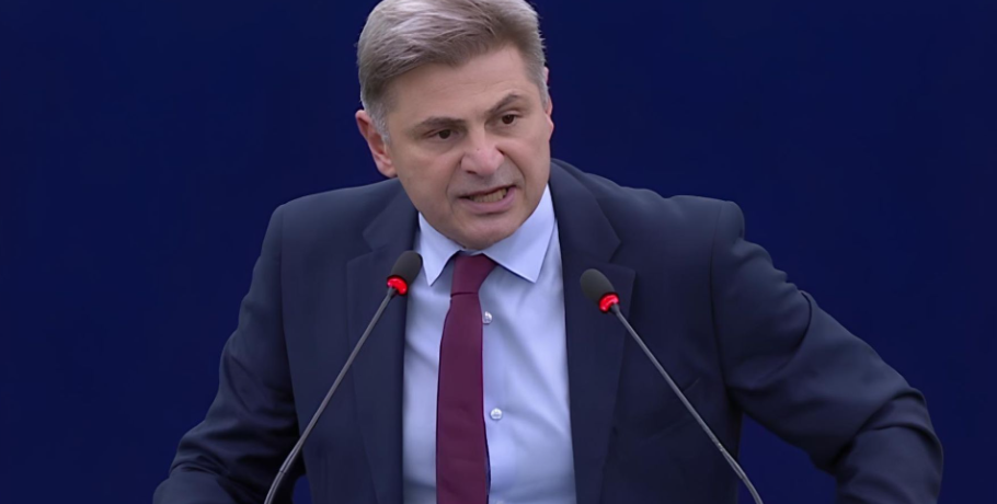 Επίθεση Φαραντούρη σε φον ντερ Λάιεν: «Οδηγείτε την ΕΕ στην κατάρρευση σαν χάρτινο πύργο»