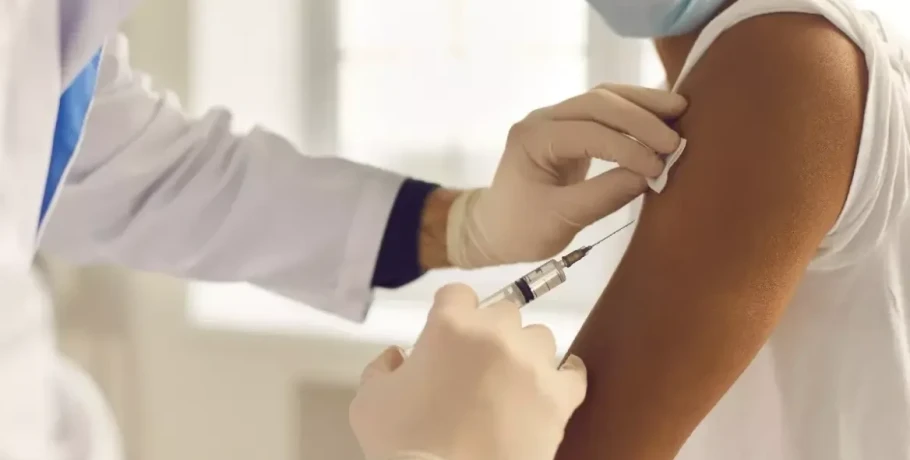 Στο φαρμακείο για το αντιγριπικό εμβόλιο από σήμερα - Ποιους αφορά