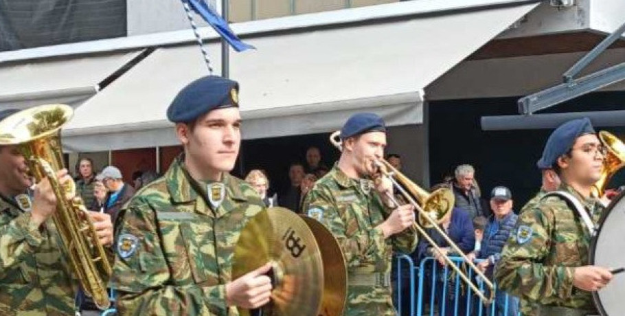 Εντυπωσίασε η στρατιωτική μπάντα στην παρέλαση για την Απελευθέρωση των Γιαννιτσών