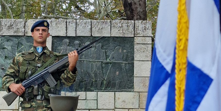 Παλικάρι με ελληνική λεβεντιά στο Ηρώον της Έδεσσας