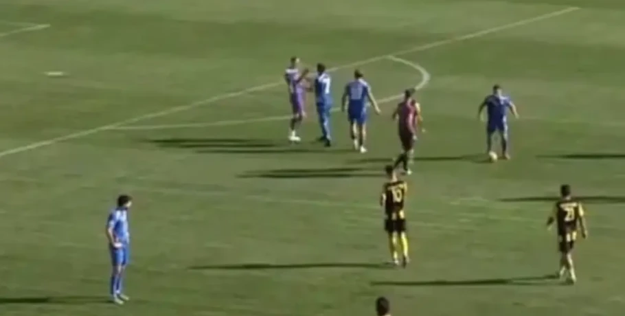 Απίστευτα σκηνικά στη Super League 2: Οι παίκτες της Καβάλας «έστειλαν» τον τερματοφύλακά τους στην κερκίδα μετά τα τραγικά του λάθη