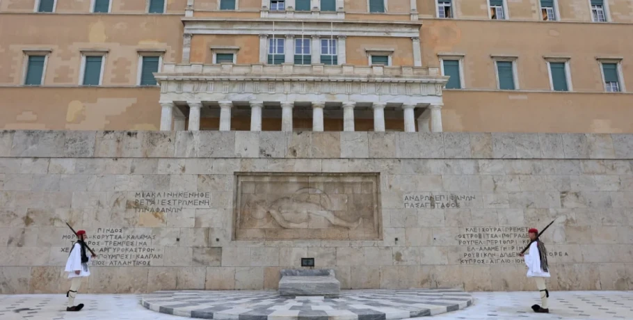 Σε ετοιμότητα για τις παρελάσεις η κυβέρνηση - Η επίθεση από κουκουλοφόρους στον Βορίδη και το βλέμμα στη «σιωπηρή πλειοψηφία»