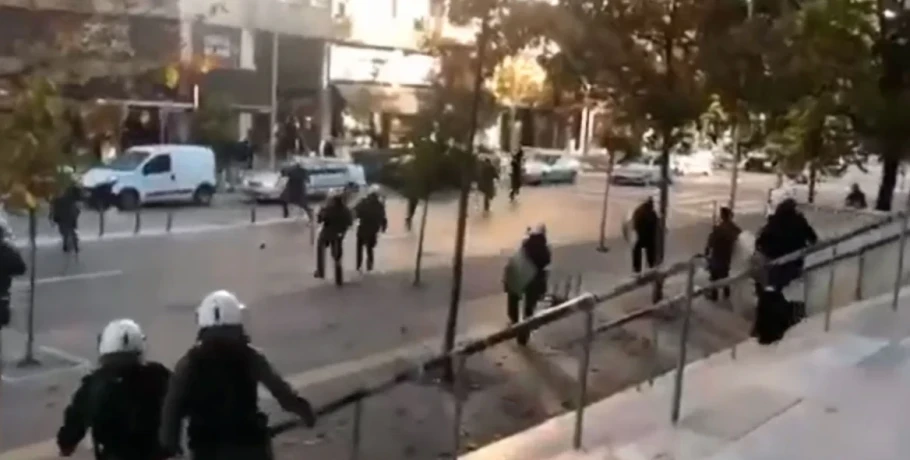 Επεισόδια έξω από τα δικαστήρια Θεσσαλονίκης λίγο πριν τη δίκη για τη δολοφονία Καμπανού - Δύο συλλήψεις