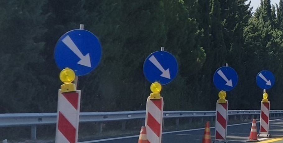 Εργασίες αποσυναρμολόγησης /συναρμολόγησης στηθαίων στην Εθνική Οδό Θεσσαλονίκης- Νέων Μουδανιών από την ΠΚΜ