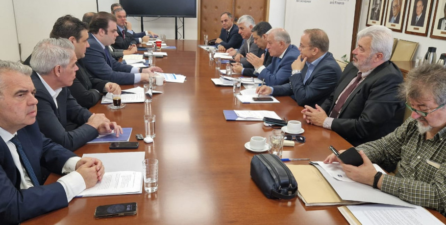 Δίνει η κυβέρνηση τη “χαριστική βολή” στην αυτοδιοίκηση με συνοδοιπόρο τη νεοδημοκρατική ηγεσία της ΚΕΔΕ