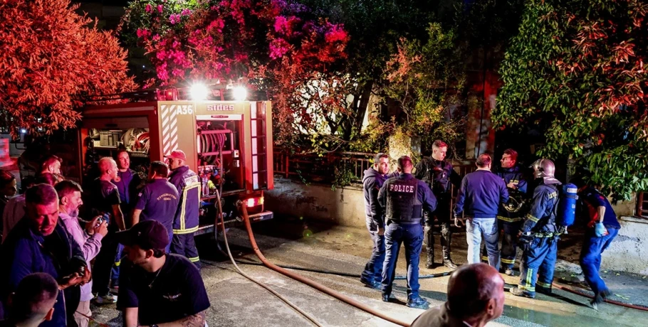 Έβαλε φωτιά και έκαψε την μάνα και τον θείο του σε διαμέρισμα στο Ηράκλειο, ο ένας ήταν με σακούλα στο κεφάλι - Ο δράστης πήδηξε από το μπαλκόνι