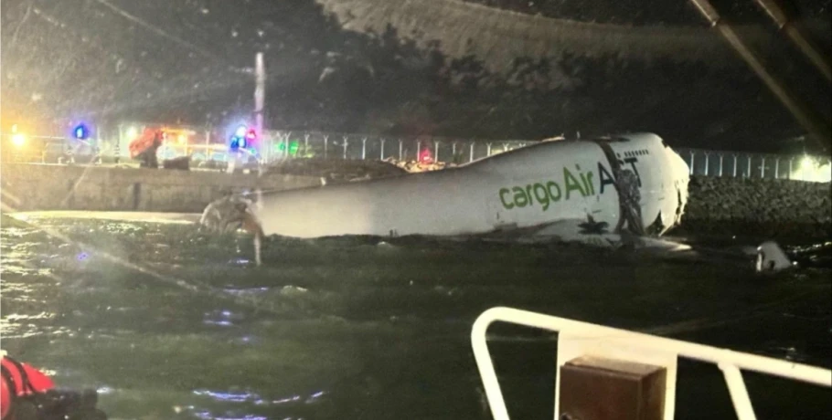 Αεροσκάφος cargo της Emirates κατέληξε στη θάλασσα μετά την προσγείωση στο Χονγκ Κονγκ - Δύο νεκροί