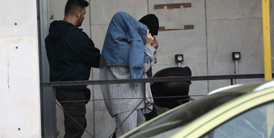 ΟΠΕΚΕΠΕ: Σε κατ’ οίκον περιορισμό με «βραχιολάκι» η σύζυγος του φερόμενου ως αρχηγού – «Του είχα τυφλή εμπιστοσύνη»