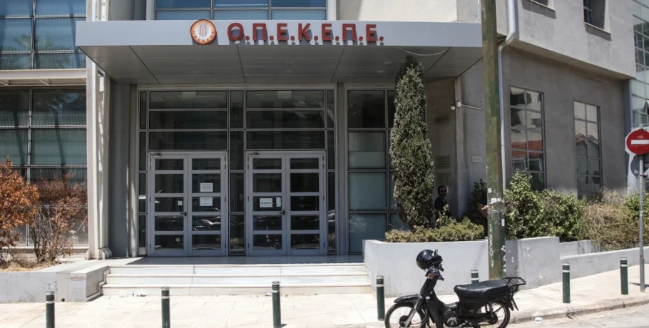 Μάχη στις Βρυξέλλες για τις επιδοτήσεις: 15 μέρες «ανηφόρα» για τον ΟΠΕΚΕΠΕ ενώ αγρότες και κτηνοτρόφοι ζεσταίνουν τα τρακτέρ