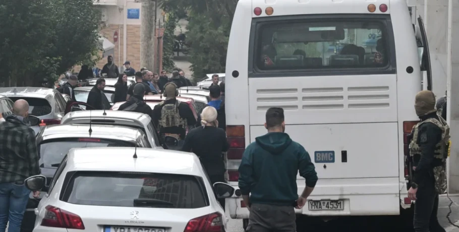Με κονβόι και δρακόντεια μέτρα ασφαλείας στη ΓΑΔΑ οι συλληφθέντες για τη μαφία του ΟΠΕΚΕΠΕ