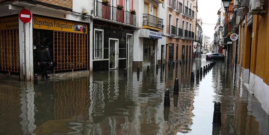 Σεβίλλη και Ουέλβα βυθίστηκαν στο νερό: Πλημμύρες σε νοσοκομεία και σχολεία, ακινητοποιημένα μετρό και τρένα