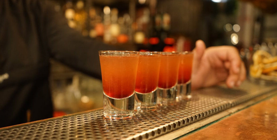 Σε μαγαζί στην Κέρκυρα μοίραζαν σε σφηνάκια τα υπολείμματα ποτών που μάζευαν -Τι έδειξαν έλεγχοι για λαθραία ποτά