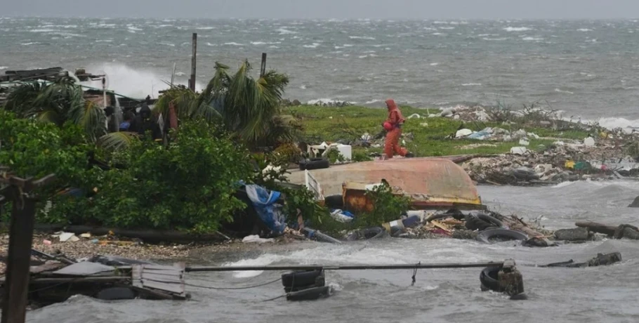 Καταστροφή στην Τζαμάικα, συναγερμός στην Κούβα για τον φονικό τυφώνα «Μελίσα» – Εκατοντάδες χιλιάδες εκκενώνουν τις εστίες τους