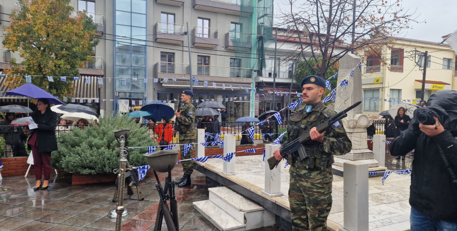 Αγέρωχοι Έλληνες στρατιώτες: Δεν πτοήθηκαν απο την βροχή