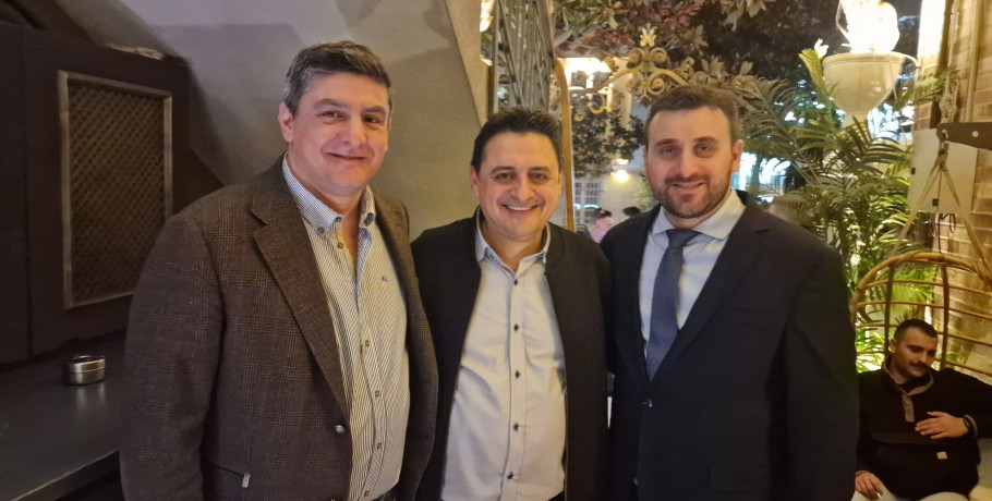 Βραδινή έξοδος δημάρχων στην Αλεξανδρούπολη – Φιλική συνάντηση στο περιθώριο του συνεδρίου της ΚΕΔΕ