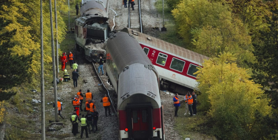 Σιδηροδρομικό ατύχημα στη Σλοβακία με 11 τραυματίες - Συνεχίζεται η έρευνα για την σύγκρουση των δύο τρένων