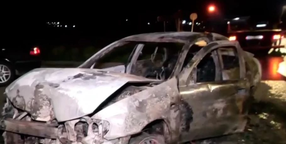 Αυτοκίνητο έπεσε σε κολόνα και τυλίχθηκε στις φλόγες στη Θεσσαλονίκη - Σώθηκε η οδηγός