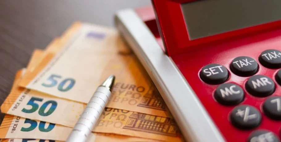 Δώρο Χριστουγέννων: Νωρίτερα φέτος η καταβολή του, τι πρέπει να γνωρίζουν εργοδότες και εργαζόμενοι