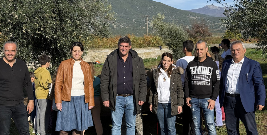 Αχλαδοχώρι/Στάθης Φουντουκίδης: Σε μάζεμα ελιάς από τους μαθητές του Δημοτικού Σχολείου ο Δήμαρχος