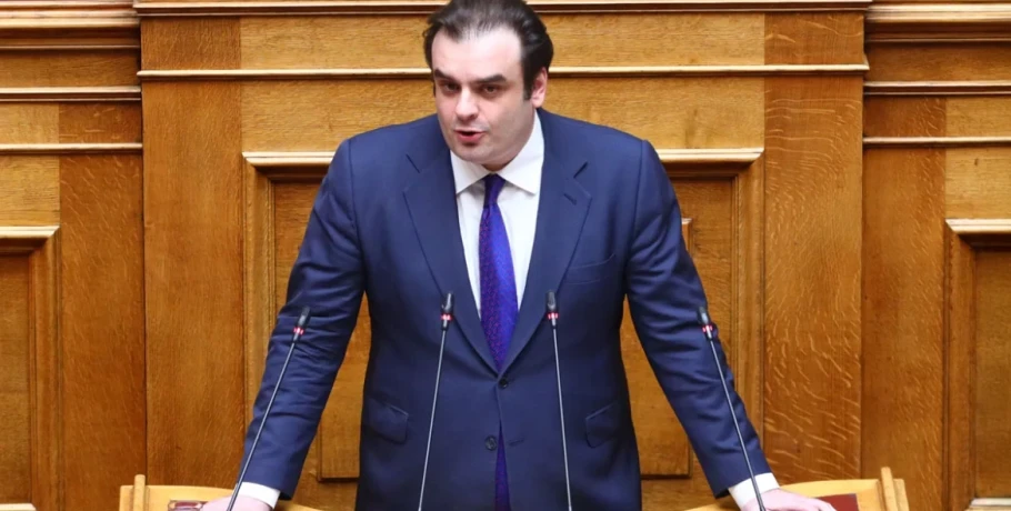 Στη Βουλή ο νέος προϋπολογισμός: Ανάπτυξη 2,4%, μέτρα στήριξης 1,76 δισ, αυξήσεις σε μισθούς και φοροελαφρύνσεις το 2026