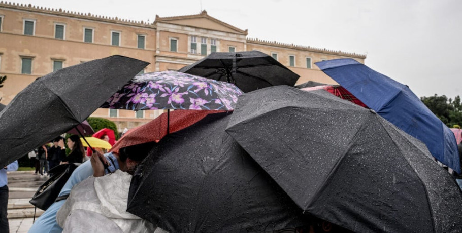 Καιρός: Βροχές και καταιγίδες με πτώση θερμοκρασίας και ισχυρούς ανέμους και σήμερα