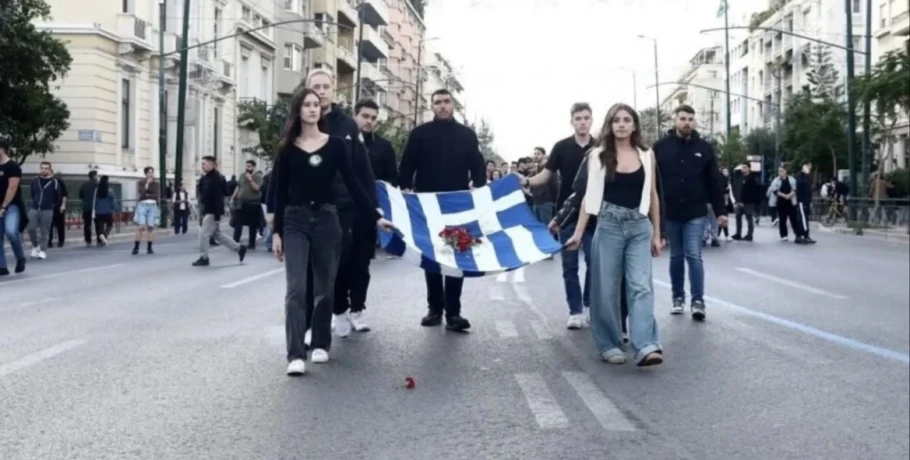 Η κόρη της Φώφης Γεννηματά στην κορυφή της πορείας με τη αιματοβαμμένη σημαία του Πολυτεχνείου - Δείτε φωτογραφία