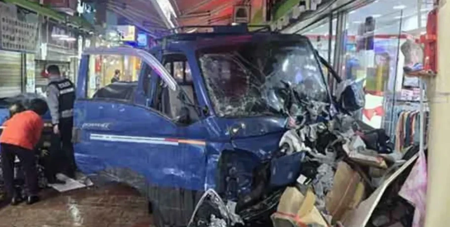 Φορτηγάκι έπεσε σε αγορά στη Νότια Κορέα - 20 τραυματίες, οι δύο δεν έχουν τις αισθήσεις τους