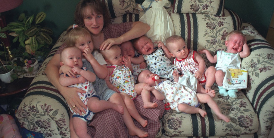 Έγραψαν ιστορία όταν γεννήθηκαν: Πώς είναι σήμερα τα πρώτα επτάδυμα που επιβίωσαν στη γέννα πριν από 28 χρόνια