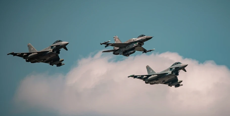 Η Πολωνία απογειώνει εσπευσμένα μαχητικά εν μέσω πληγμάτων της Ρωσίας στην Ουκρανία