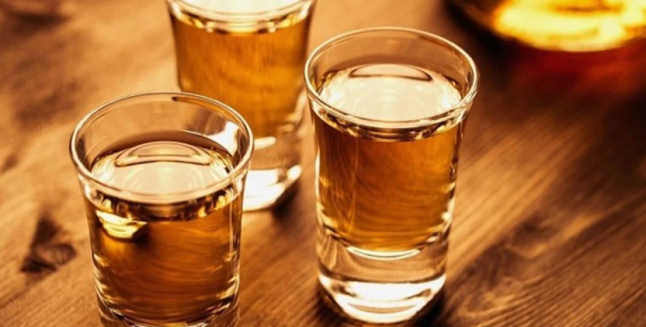 Μελέτη: Η υπερβολική κατανάλωση αλκοόλ συνδέεται με πρόωρα και πιο σοβαρά εγκεφαλικά