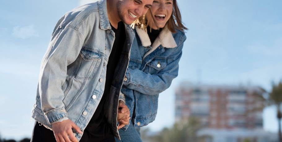 Τα ρούχα-κλειδιά: Πώς περνάμε από το γραφείο στο σαββατοκύριακο με απλές κινήσεις