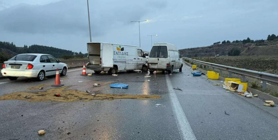 Θεσσαλονίκη: Σύγκρουση ασθενοφόρου με δύο βαν στην Περιφερειακή